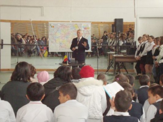 Elevii Şcolii numărul 1 din Valu lui Traian au sărbătorit Ziua României şi fără curent electric